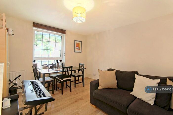 3 Bedroom Flat To Rent In Peckham Road, London, SE5