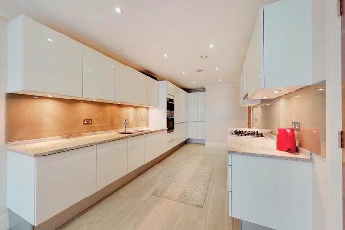 3 Bedroom Flat To Rent In Hodford Road, London, NW11