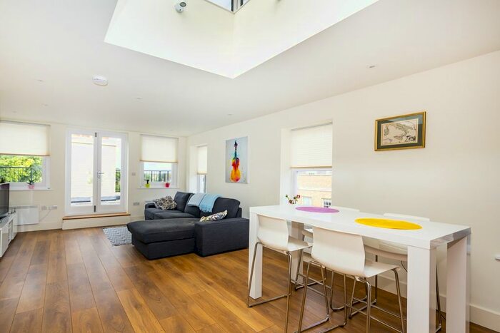 2 Bedroom Flat To Rent In Hill Rise, Richmond TW10