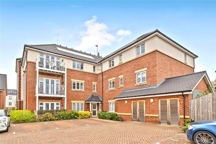 2 Bedroom Flat For Sale In Lockhart Drive, Wokingham, Berkshire, RG40