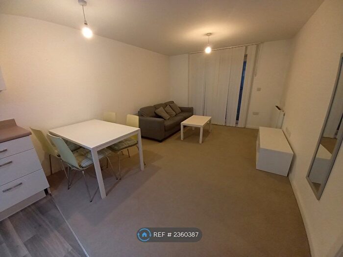 2 Bedroom Flat To Rent In Endeavour House, Salford, M5