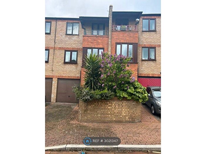 3 Bedroom Flat To Rent In Caledonian Wharf, London, E14