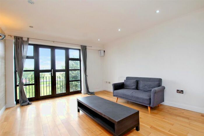 2 Bedroom Flat To Rent In Copperfield Road, Mile End, London, E3