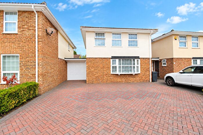 4 Bedroom Link Detached House For Sale In Cumberland Avenue, Guildford, GU2