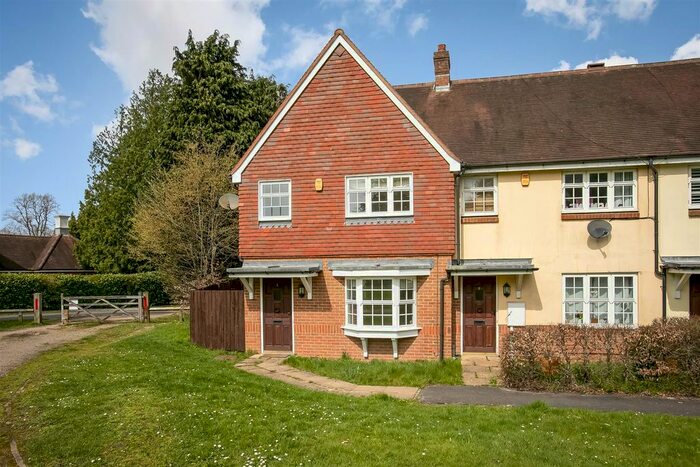 3 Bedroom End Of Terrace House To Rent In Chapel Walk, Coulsdon, CR5