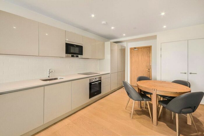 1 Bedroom Flat To Rent In Sayer Street, Elephant And Castle, London, SE17