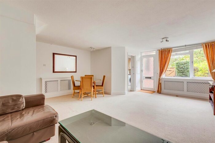 2 Bedroom Flat To Rent In More Close, St Pauls Court, London, W14