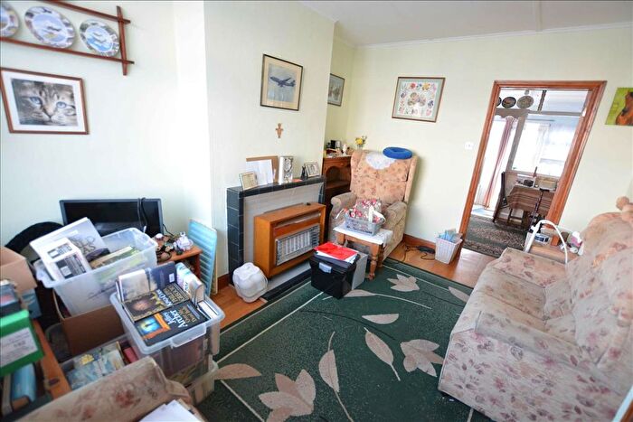 2 Bedroom Terraced House For Sale In Fernside Avenue, Feltham, Middlesex, TW13