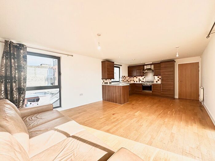 1 Bedroom Flat To Rent In Rothesay Avenue, Raynes Park, SW20