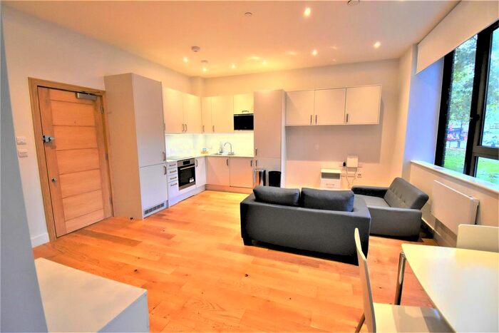 1 Bedroom Flat To Rent In High Street, Feltham, TW13