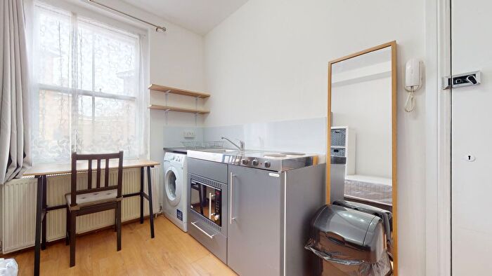 Studio To Rent In Edgware Road, London, W2