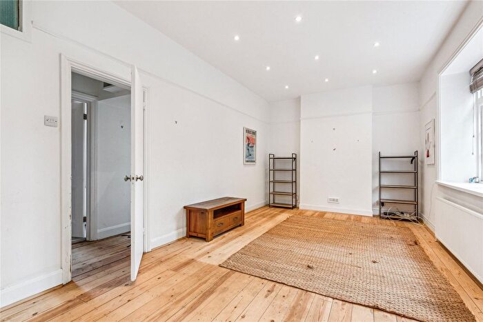 1 Bedroom Flat To Rent In Marlborough Crescent, Chiswick, London, W4