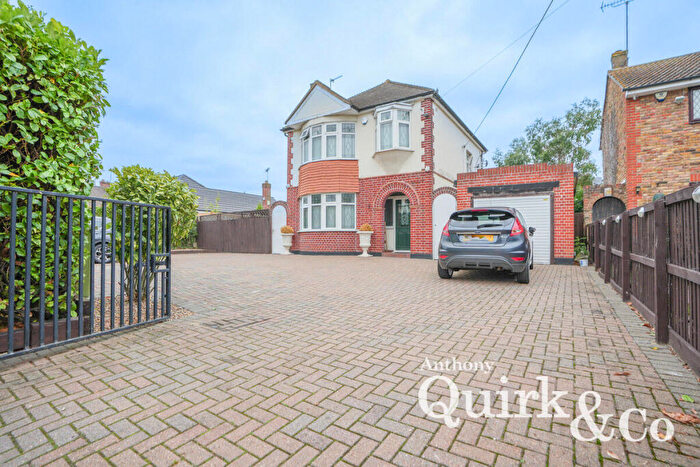 3 Bedroom Detached House For Sale In Timberlog Lane, Basildon, SS14