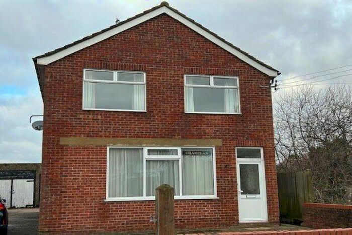 2 Bedroom Flat To Rent In Warren Road, New Romney, TN28