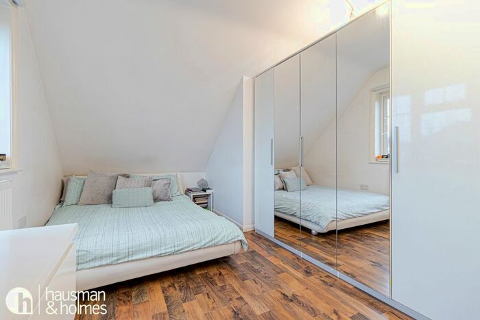 Studio To Rent In Woodstock Road, London, NW11