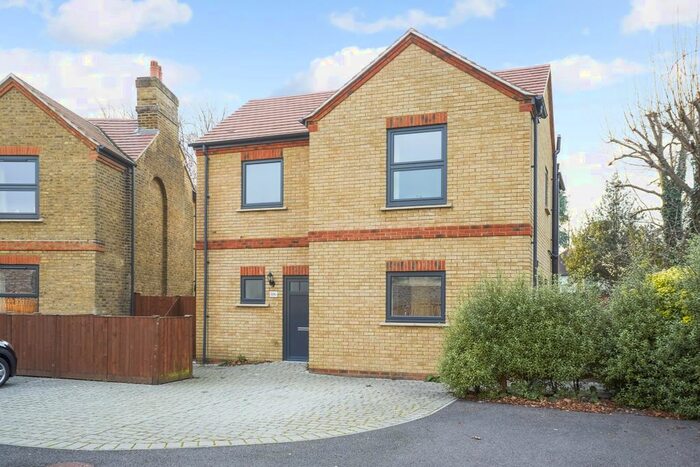 3 Bedroom Detached House To Rent In Carleton Close, Esher KT10