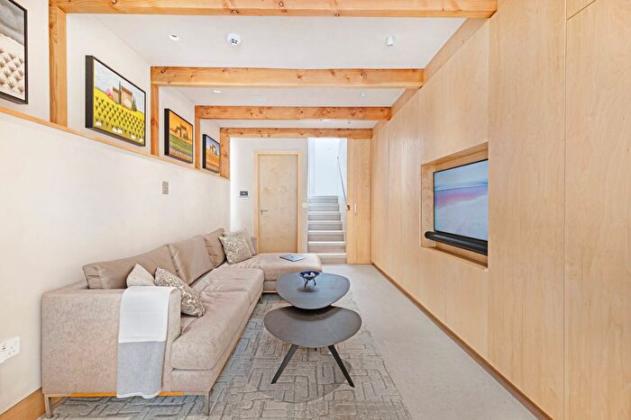 2 Bedroom Terraced House To Rent In Kenmure Road, Hackney, E8