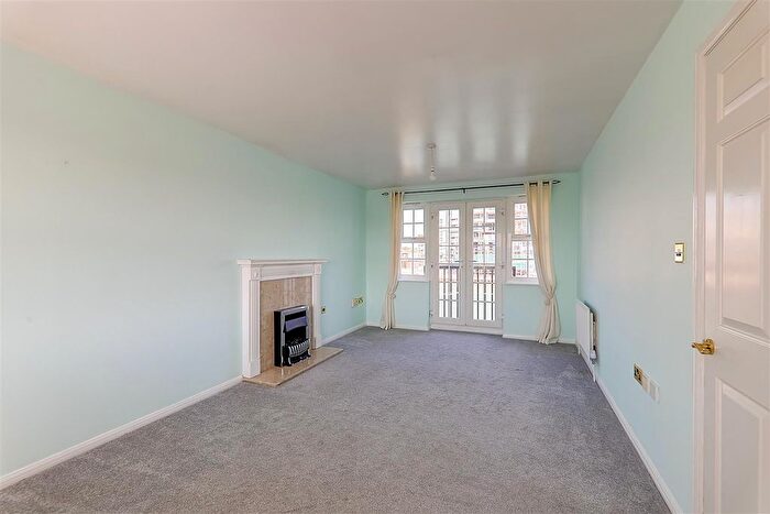 2 Bedroom Flat To Rent In Anchor Close, Shoreham-By-Sea, BN43