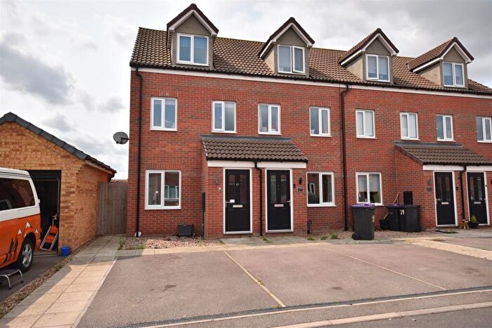 3 Bedroom End Of Terrace House For Sale In Snow Close, Holdingham, NG34