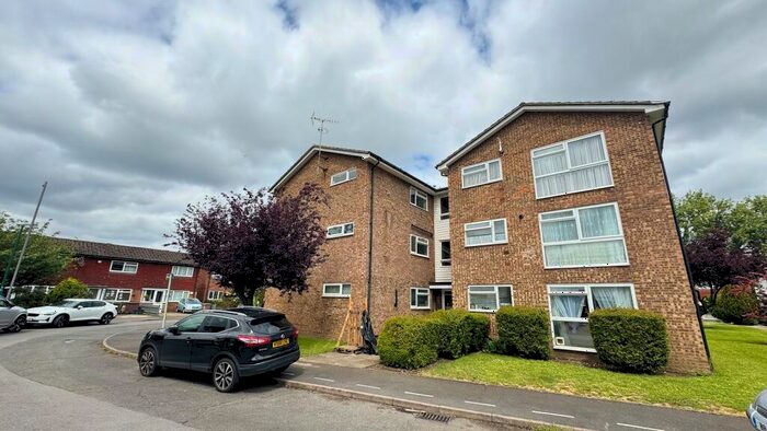 2 Bedroom Flat To Rent In Chiswick Close, Beddington, Surrey., CR0