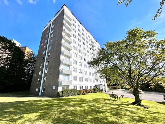 2 Bedroom Flat For Sale In Eaton Drive, Lakeside, KT2