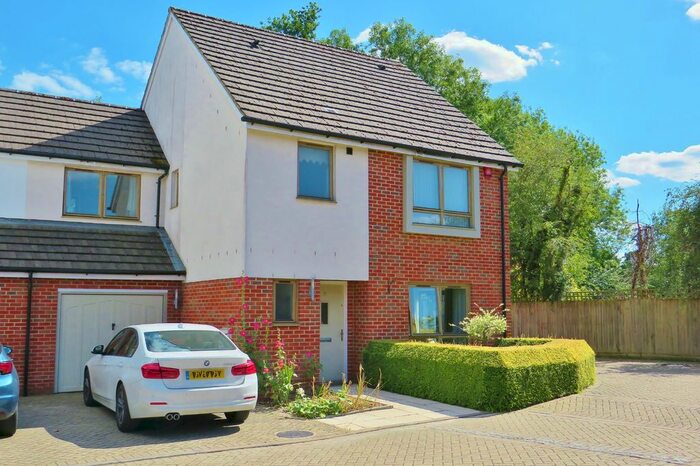 4 Bedroom Link Detached House To Rent In Ifield, Crawley, West Sussex, RH11
