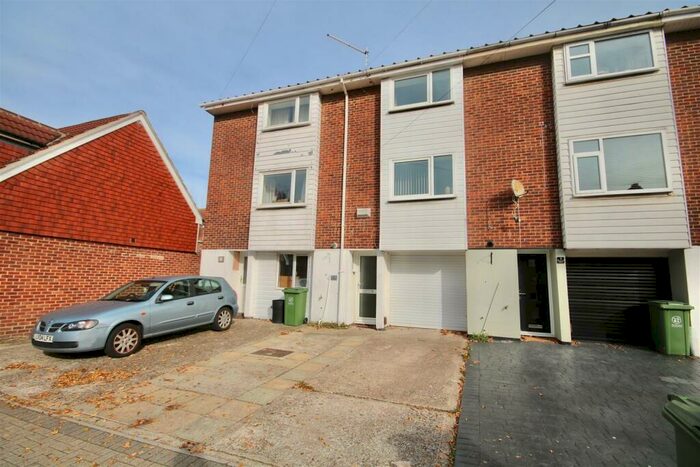 3 Bedroom Town House To Rent In Battenburg Avenue, Portsmouth, PO2