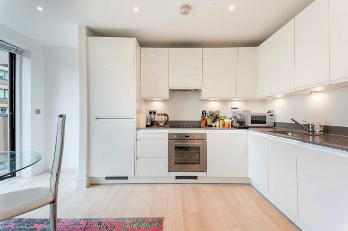 3 Bedroom Flat To Rent In Lakeside Drive, Ealing, London, NW10