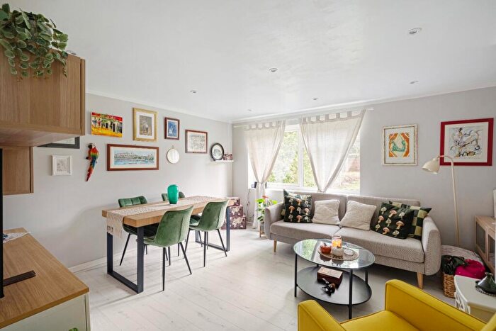 2 Bedroom Maisonette To Rent In Wharncliffe, Bean Road, Greenhithe, Kent, DA9