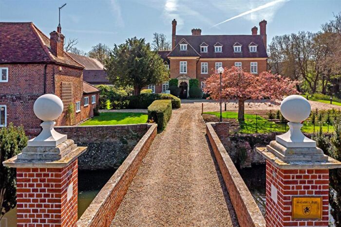 3 Bedroom Flat To Rent In Salisbury Hall, AL2