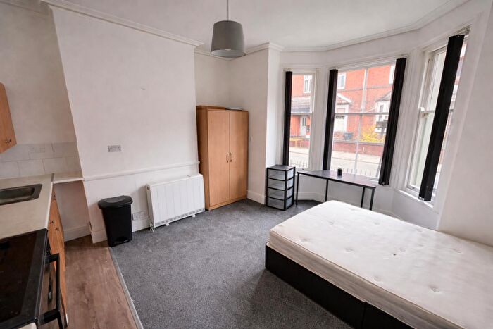 Studio To Rent In Turner Street, R2
