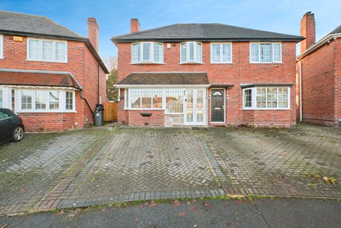 3 Bedroom Semi Detached House For Sale In Thornbridge Avenue, Birmingham, B42
