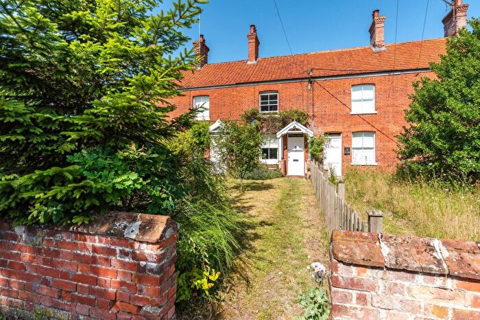 3 Bedroom Terraced House For Sale In The Street, Bintree, NR20