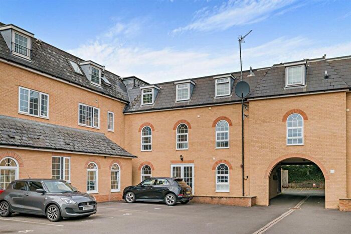2 Bedroom Flat For Sale In Cirencester, GL7