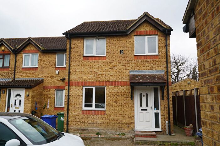 3 Bedroom Semi-Detached House To Rent In Oakley Close, Grays, RM20