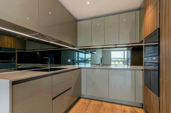 2 Bedroom Flat To Rent In Smithfield Square, Hornsey, London, N8