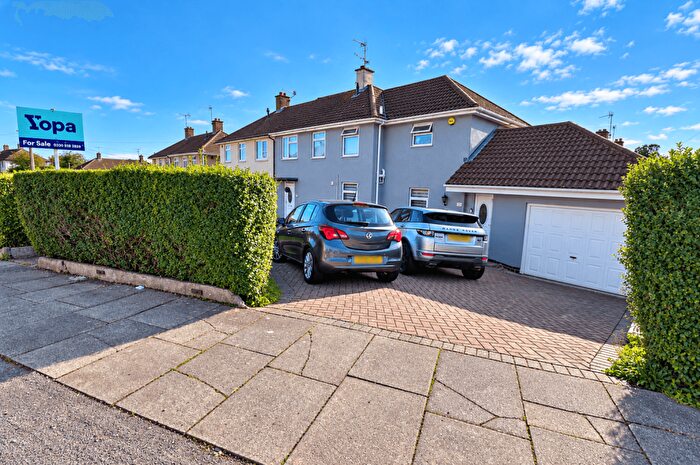 4 Bedroom Semi Detached House For Sale In Saunderson Road, Leicester, LE4