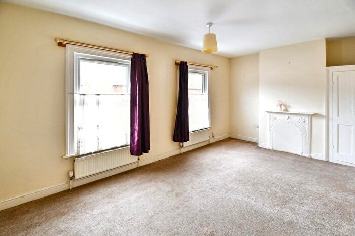 3 Bedroom Terraced House For Sale In Bower Street, Bedford, MK40