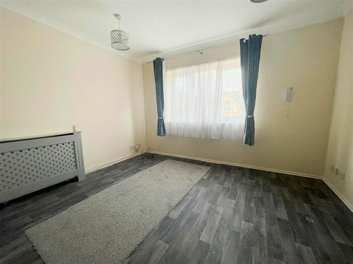 2 Bedroom Flat To Rent In Vicarage Square, Grays, RM17
