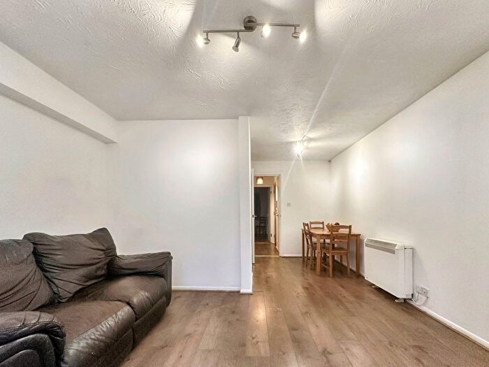 1 Bedroom Flat To Rent In Swallow Close, Greenhithe, DA9