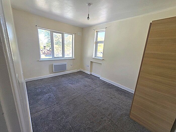 2 Bedroom Flat To Rent In Southfields Drive, Leicester, LE2