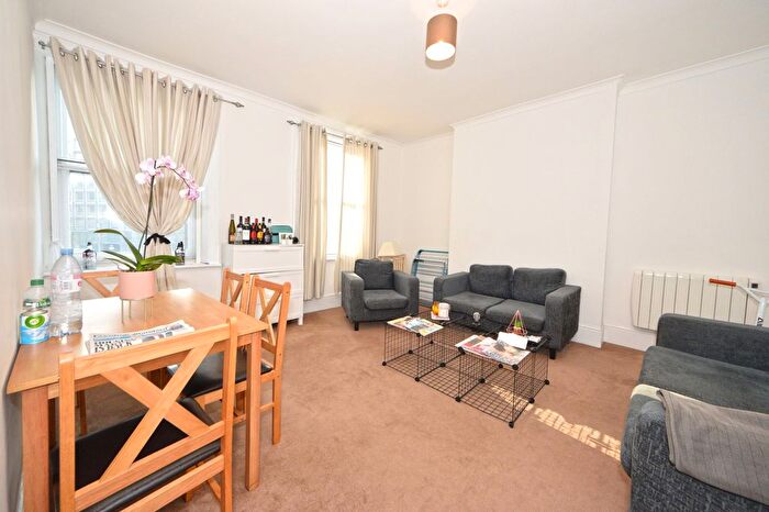 3 Bedroom Flat To Rent In Hammersmith Road, London, W6