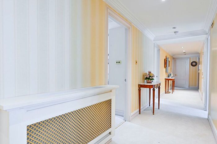 3 Bedroom Flat To Rent In Park Street, Mayfair, London, W1K