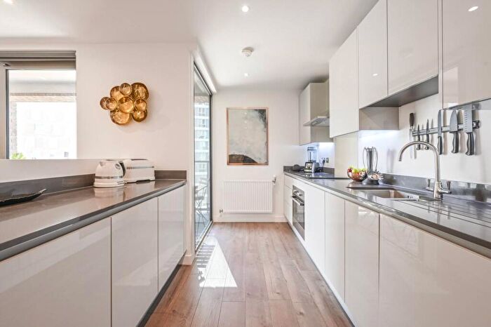 3 Bedroom Flat For Sale In Heritage Tower, Isle Of Dogs, London, E14