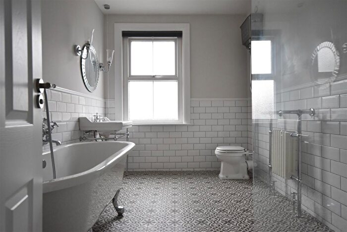 3 Bedroom Terraced House For Sale In Braemar Road, Brentford, TW8