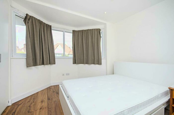 3 Bedroom Flat To Rent In Clifton Gardens, Temple Fortune, London, NW11