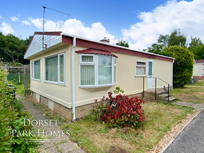 2 Bedroom Park Home For Sale In Gladelands Park, Ringwood Road, Ferndown, Dorset, BH22