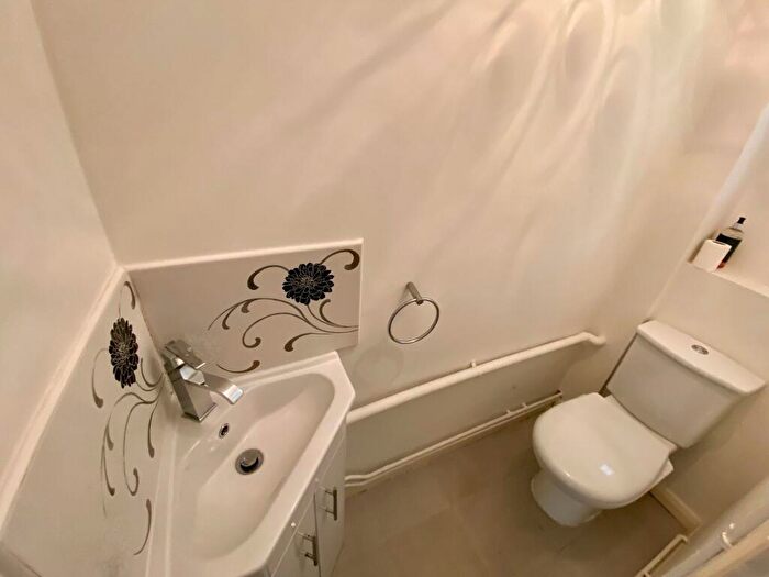 4 Bedroom Terraced House To Rent In Grove Park Road, Woodside, LU1