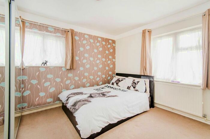 2 Bedroom Flat To Rent In Pinner Grove, Pinner, HA5
