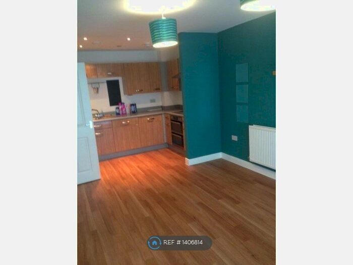 2 Bedroom Flat To Rent In Roehampton House, Dagenham, RM8
